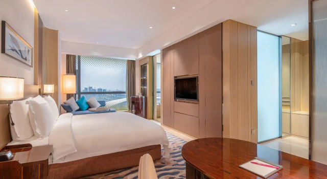 Двухместный номер Standard Crowne Plaza Dalian Sports Center by IHG