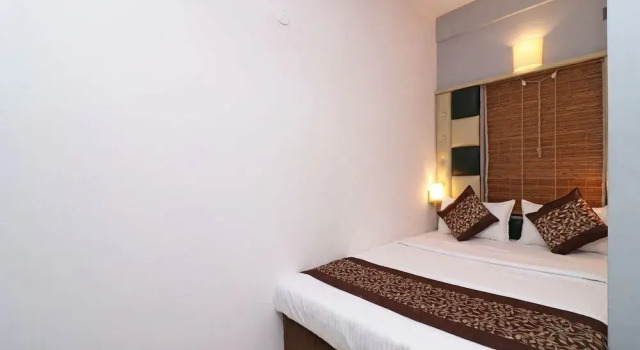 OYO 22591 SRJ Inn, Забронировать Отель Отели Баллигандж с бассейном, Бассейн