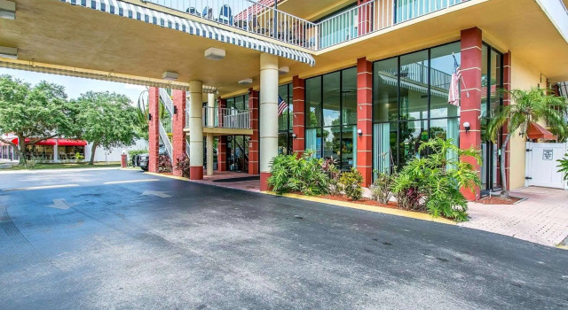 Quality Inn & Suites at Tropicana Field, Buchen Sie Hotel Hotels in Pinellas County mit Pool, Schwimmbad