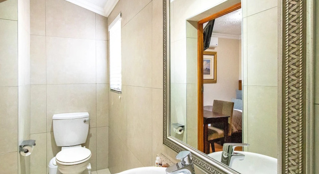Одноместный номер Standard с балконом Sunward Park Guest House & Conference Centre