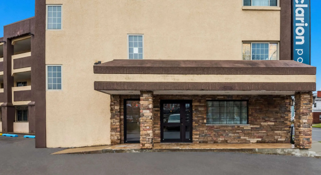 Clarion Pointe Downtown