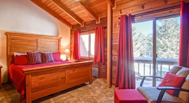 2 Br Plus Loft: Powder Monkey 2, Забронировать Дом для отпуска Коттеджи Сноушу, рядом с Лыжный подъемник Soaring Eagle Express, Коттедж