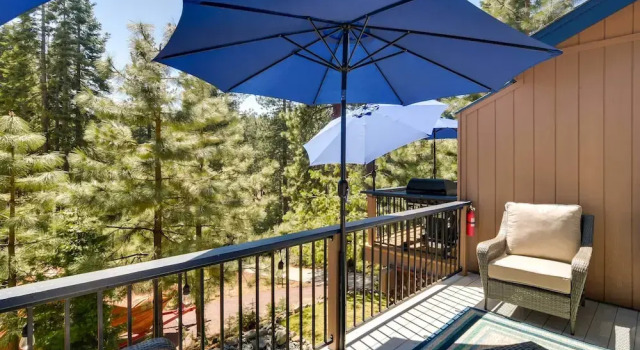 Апартаменты с 2 комнатами с балконом Updated Lake Almanor Retreat w/ Patio & Grill!