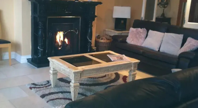 Castle View House-Private Spacious Comfortable Vacation Home -Sleeps 12 - Ring of Kerry - Sea Views -WiFi, Book Hotel Glenbeigh Ring of Kerry