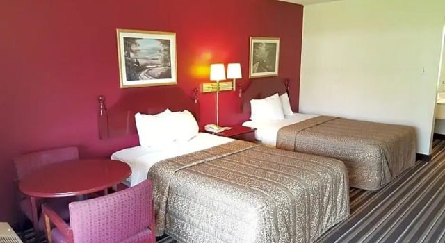 Четырёхместный номер Standard Red Carpet Inn & Suites