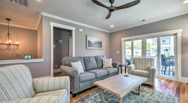 Bright Coastal Abode With Porch & Beach Access!, Забронировать Дом для отпуска Отели Уилмингтон с парковкой, Парковка