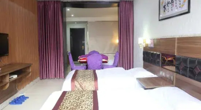 Кровать в общем номере Deli Business Hotel