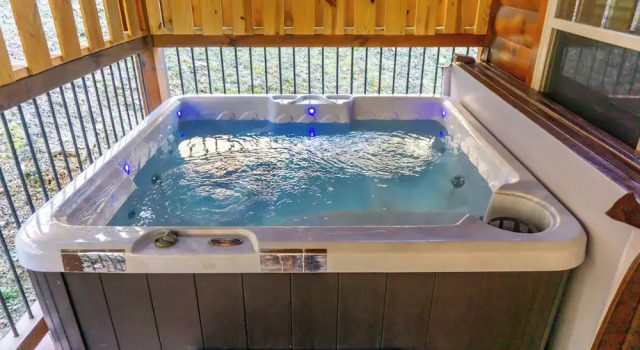 Коттедж 1 Mi to Parkway! Hot Tub Hideaway in Pigeon Forge
