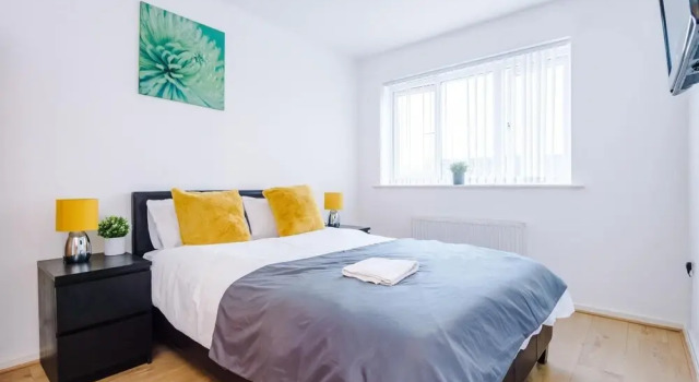 Beautiful 3-bed House in Salford,