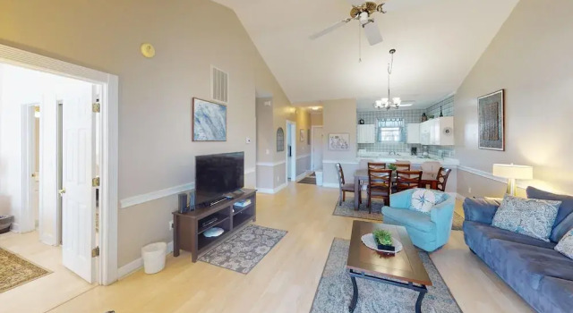 Magnolia Place 4679-303, Забронировать Апарт-отель Отели Миртл-Бич с парковкой, рядом с PineHills Palmetto at Myrtlewood Golf Club, Парковка