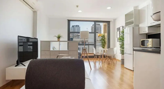 Studio w Balcony in Sanchinarro, 7 min to Train, Забронировать Отель Мадрид Провинция Мадрид, рядом с Пинар де Чамартин