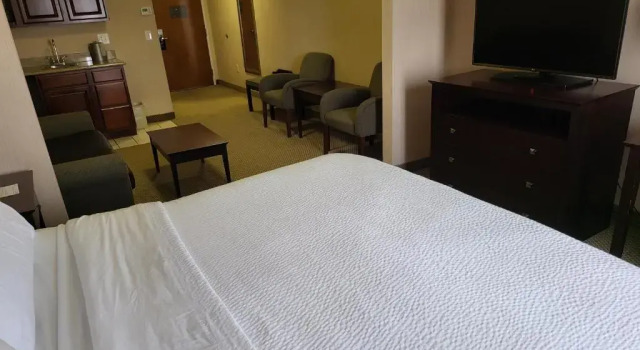 Люкс Holiday Inn Express Hotel & Suites Tipp City by IHG