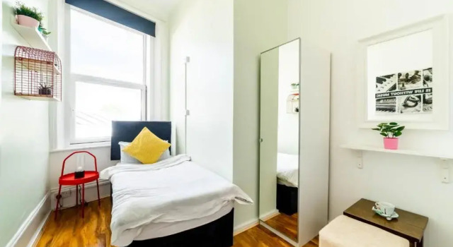 Одноместный номер Book A Bed Hostels