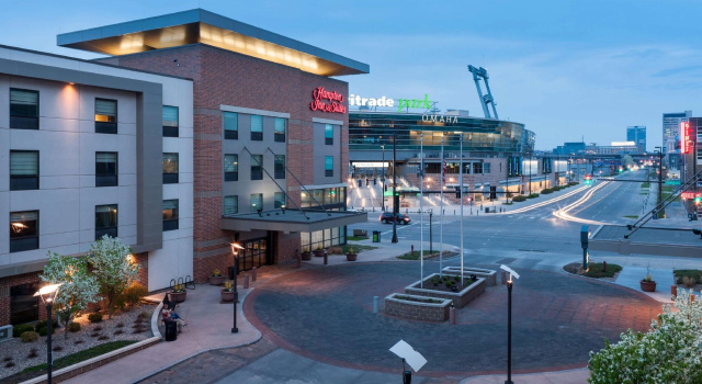 Четырёхместный люкс Hampton Inn & Suites Omaha-Downtown