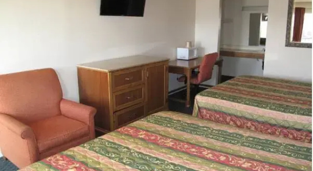 Кровать в общем номере Anaheim National Inn