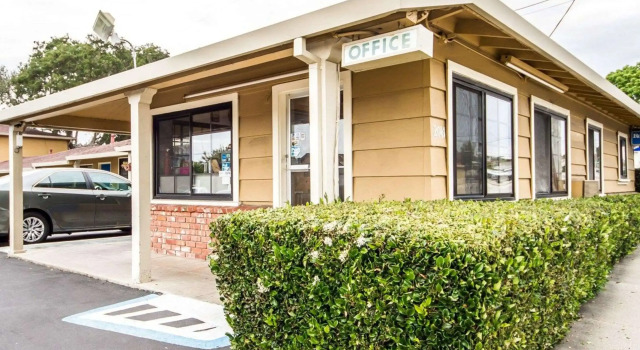 Rodeway Inn Monterey Near Fairgrounds, Забронировать Отель Отели Монтерей с бассейном, рядом с Норт-Фримонт-Стрит, Бассейн