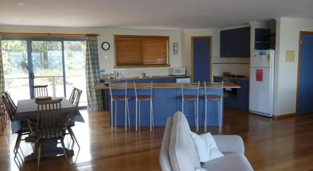 Коттедж Waterline Holiday Home