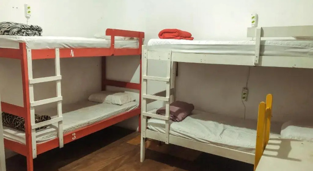 Кровать в общем номере Onça da Praia Hostel
