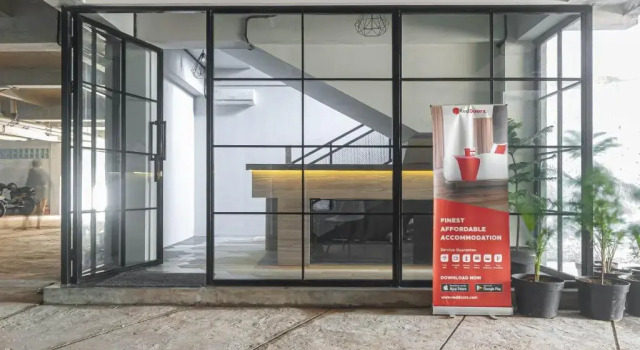 Urbanview Caverna Gandaria by RedDoorz, Prenota Hotel Kebayoran Lama Giacarta