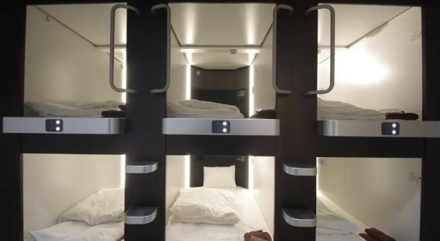 Кровать в общем номере Hotel Imalle Yokohama Isezakicho