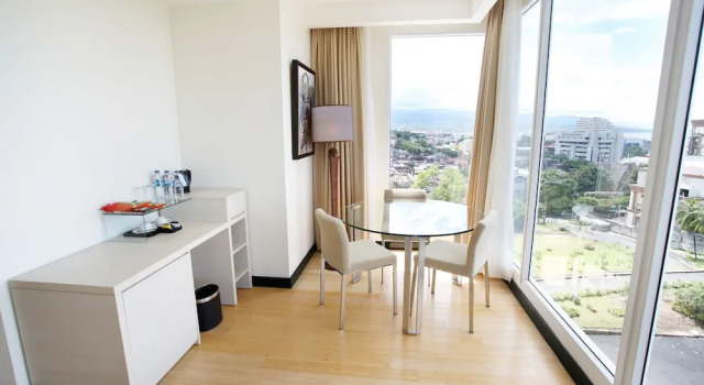 Люкс с балконом Sintesa Peninsula Hotel Manado