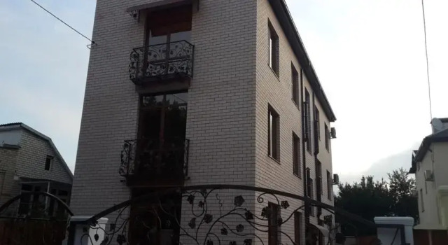 Gueshouse on Dekabristov 27