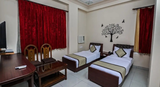 OYO 16050 Amer City Heritage Hotel, Забронировать Отель Отели штата Раджастхана с парковкой, Парковка