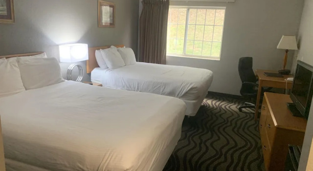 Четырёхместный номер Standard Mammoth Spring Lodge Motel