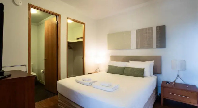 Lovely 2BR Apartment in West Perth With Parking!, Забронировать Апартаменты/квартира Отели Перта с парковкой, рядом с Военный мемориал Kings Park, Парковка