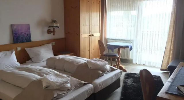 Трёхместный номер Standard с балконом Hotel Alte Rose Gasthaus