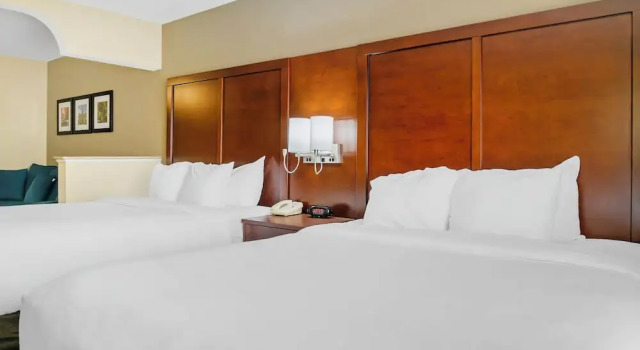 Четырёхместный люкс Standard Comfort Suites Findlay I-75 near Sports Complex