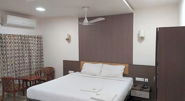 Двухместный номер Deluxe с балконом Hotel Sownthariyam