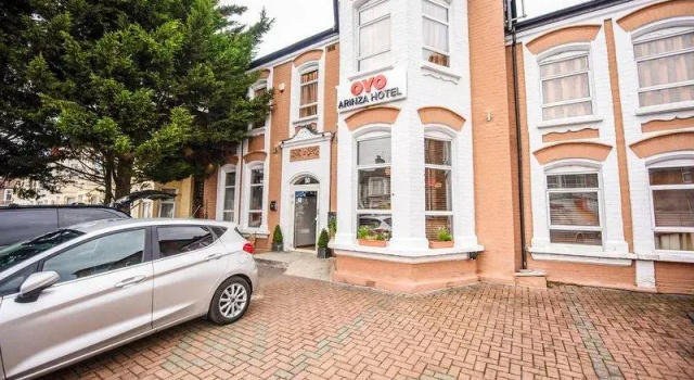 Кровать в общем номере Arinza Hotel, London Ilford