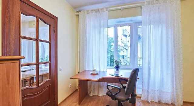 Apartments on ul. Savushkina 16, Book Lejlighed Hoteller i Sankt Petersborg med parkering, Parkering