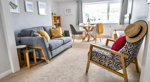 8 Mayflower Court - Apartment with river views, parking and on the level