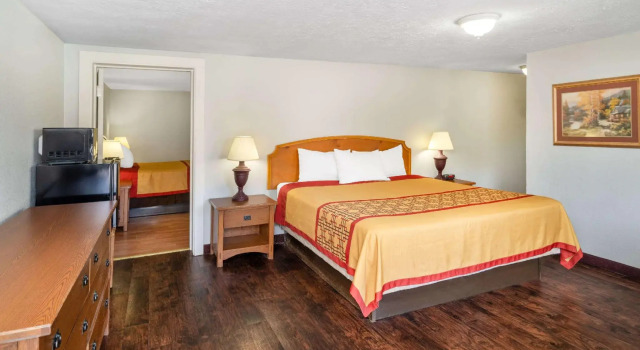 Двухместный люкс с 2 комнатами Pigeon Forge Parkway Inn