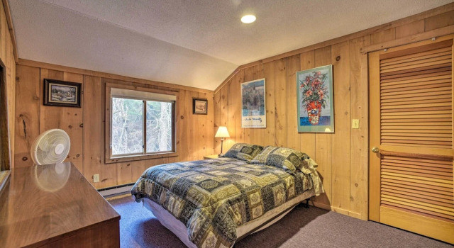 Cozy Mountain Retreat w/ Deck ~ 3 Mi to Mount Snow, Забронировать Отель Уэст-Довер Горнолыжный курорт Mount Snow, рядом с Seasons Ski Lift