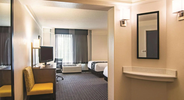 Четырёхместный номер Standard с видом на внутренний двор La Quinta by Wyndham Oklahoma City Norman