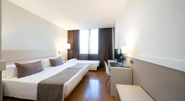 Трёхместный номер Standard Catalonia Gran Hotel Verdi