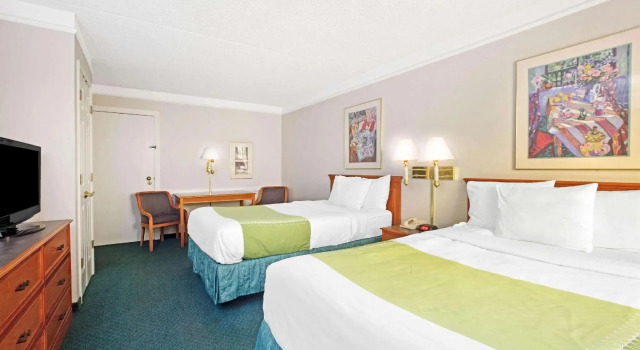 Четырёхместный номер Standard Days Inn by Wyndham Reno