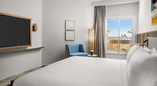 Двухместный люкс Beachside Premium с видом на бассейн DoubleTree by Hilton Sharm El Sheikh Sharm Bay