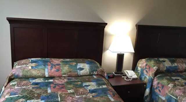 Четырёхместный номер Standard Lakeland Inn Hotel
