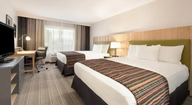 Четырёхместный номер Standard Country Inn & Suites by Radisson, Chippewa Falls, WI