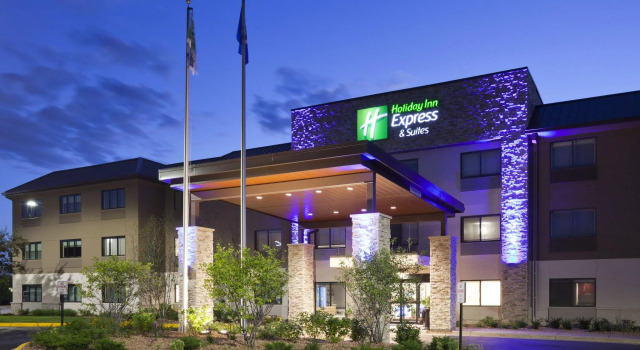 Holiday Inn Express Hotel & Suites Minneapolis-Golden Valley, Varaa Hotelli Hotellit Minnesota pysäköinnillä, Pysäköinti