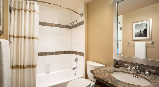 Двухместный номер Standard с видом на город Vancouver Marriott Pinnacle Downtown Hotel