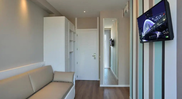 Полулюкс Embassy Hotel & Spa