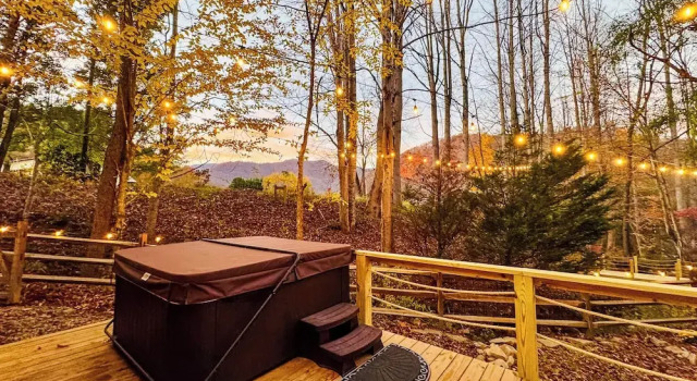 Коттедж Hot Tub & Stone Fire Pit: Smoky Mountain Oasis!