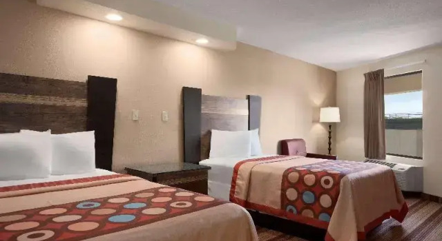 Номер Business с балконом Super 8 by Wyndham Rahway/Newark