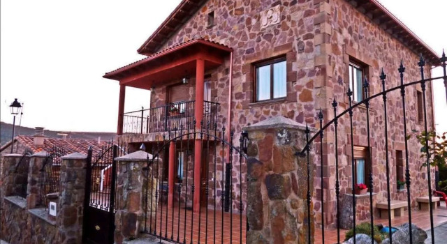 Casa Rural La Yedra, Забронировать Отель Кинтанадуэньяс Burgos Province
