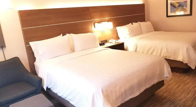 Четырёхместный номер Standard Holiday Inn Express and Suites Surrey by IHG